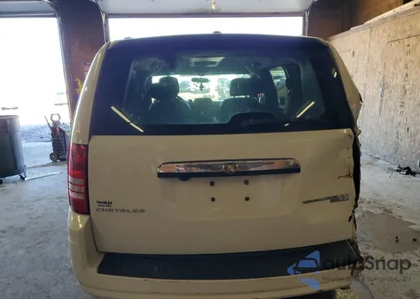 2010 Chrysler Town & Country Touring z USA, uszkodzony, nr VIN 2A4RR5D11AR315324